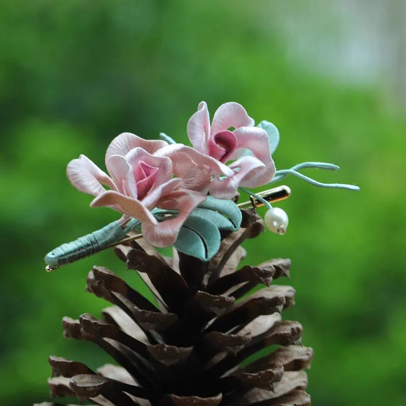 Chinese Handmade Intangible Cultural Heritage Silk Wrapped Rose Brooch Chinese Classical Cheongsam Elegant Brooch David Gold Necklace Yurman