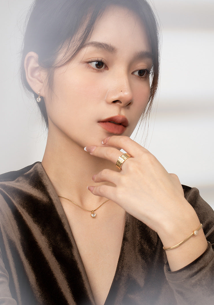 Synthetic Zircon Pendant Necklace with Copper Alloy, Inlaid with Diamonds, Light Luxury Full Diamond, Niche Simple Gold Necklace Jewelrygold necklace jewelry002