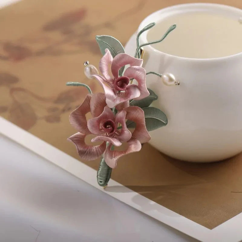 Chinese Handmade Intangible Cultural Heritage Silk Wrapped Rose Brooch Chinese Classical Cheongsam Elegant Brooch David Gold Necklace Yurman