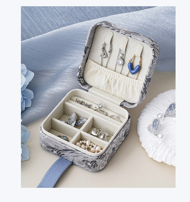 Source Manufacturer Vintage Exquisite Jewelry Box Storage Embroidery Portable Earrings Necklace Ring High-end Jewelry Box Bag Jewelry David Tiffany Gold Necklacejewelry david Tiffany gold necklace