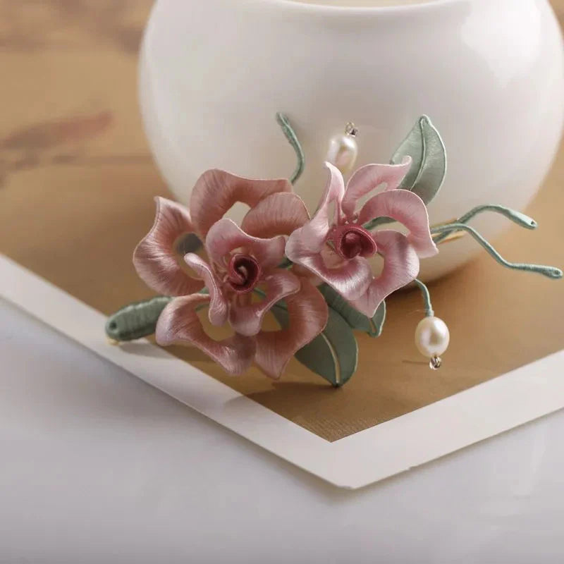 Chinese Handmade Intangible Cultural Heritage Silk Wrapped Rose Brooch Chinese Classical Cheongsam Elegant Brooch David Gold Necklace Yurman