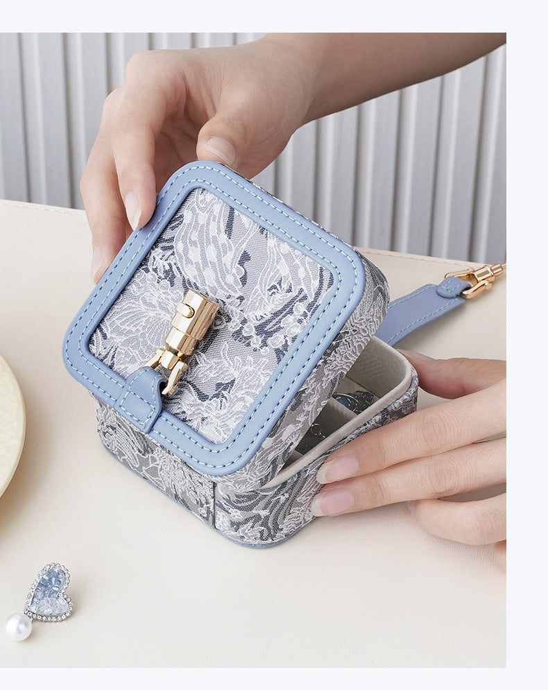 Source Manufacturer Vintage Exquisite Jewelry Box Storage Embroidery Portable Earrings Necklace Ring High-end Jewelry Box Bag Jewelry David Tiffany Gold Necklacejewelry david Tiffany gold necklace